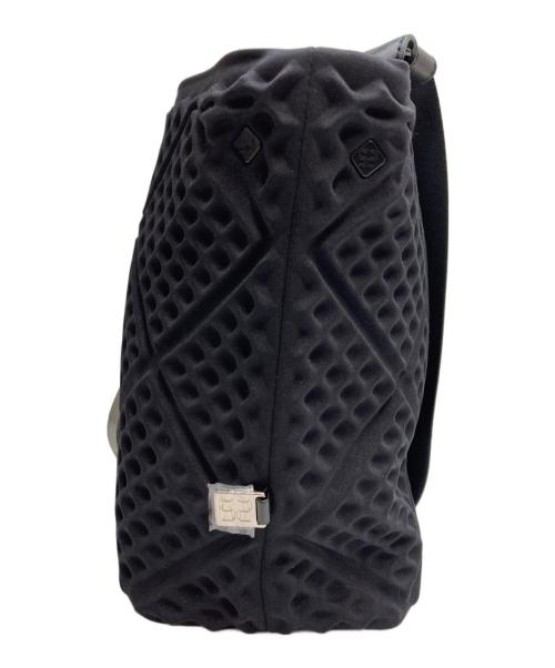 52 BY HIKARU MATSUMURA（ゴジュウニバイヒカルマツムラ）52 BY HIKARU MATSUMURA (ゴジュウニバイヒカルマツムラ) エンボス加工 ワッフルショルダーバッグ ブラック サイズ:-の古着・服飾アイテム