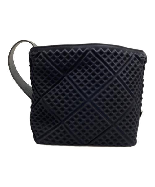 52 BY HIKARU MATSUMURA（ゴジュウニバイヒカルマツムラ）52 BY HIKARU MATSUMURA (ゴジュウニバイヒカルマツムラ) エンボス加工 ワッフルショルダーバッグ ブラック サイズ:-の古着・服飾アイテム