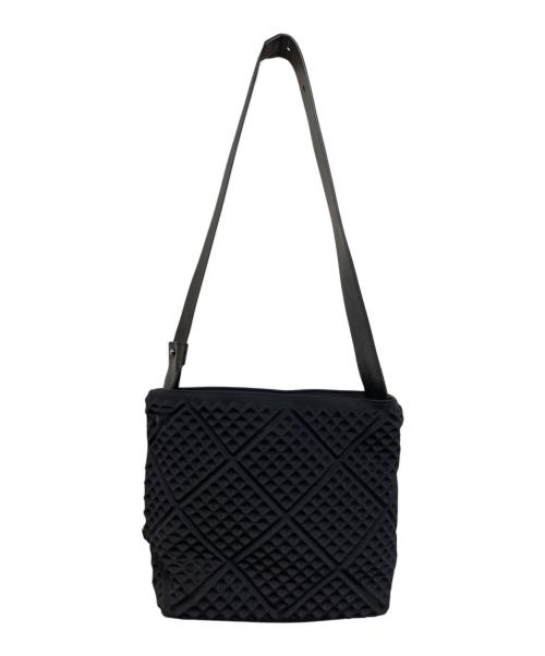 52 BY HIKARU MATSUMURA（ゴジュウニバイヒカルマツムラ）52 BY HIKARU MATSUMURA (ゴジュウニバイヒカルマツムラ) エンボス加工 ワッフルショルダーバッグ ブラック サイズ:-の古着・服飾アイテム