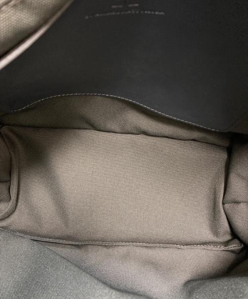 52 BY HIKARU MATSUMURA（ゴジュウニバイヒカルマツムラ）52 BY HIKARU MATSUMURA (ゴジュウニバイヒカルマツムラ) エンボス加工 ワッフルショルダーバッグ ブラック サイズ:-の古着・服飾アイテム