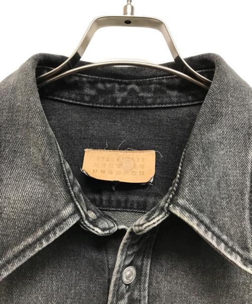 MM6 Maison Margiela（エムエムシックスメゾンマルジェラ）MM6 Maison Margiela (エムエムシックスメゾンマルジェラ) ローエッジ コットン デニムシャツ ウォッシュグレー サイズ:SIZE 50の古着・服飾アイテム