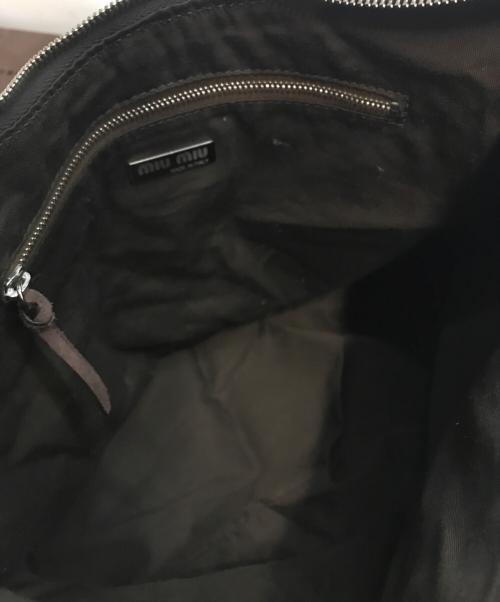 MIU MIU（ミュウミュウ）MIU MIU (ミュウミュウ) エンボスロゴ スエードワンショルダーバッグ ブラウンの古着・服飾アイテム