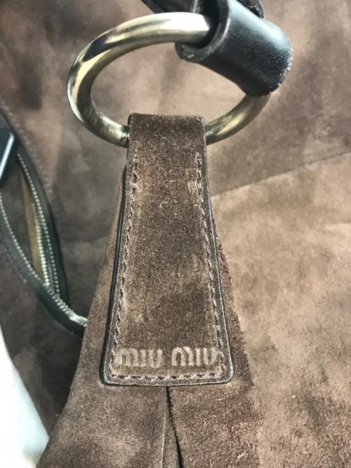 MIU MIU（ミュウミュウ）MIU MIU (ミュウミュウ) エンボスロゴ スエードワンショルダーバッグ ブラウンの古着・服飾アイテム
