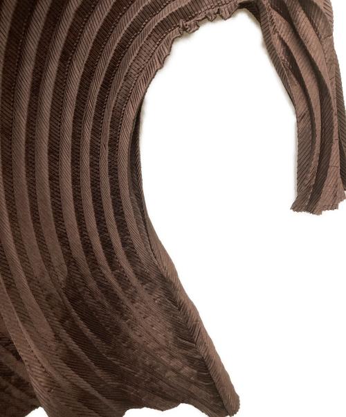 ISSEY MIYAKE（イッセイミヤケ）ISSEY MIYAKE (イッセイミヤケ) Pleats shaped cardigan ブラウン サイズ:SIZE 2の古着・服飾アイテム
