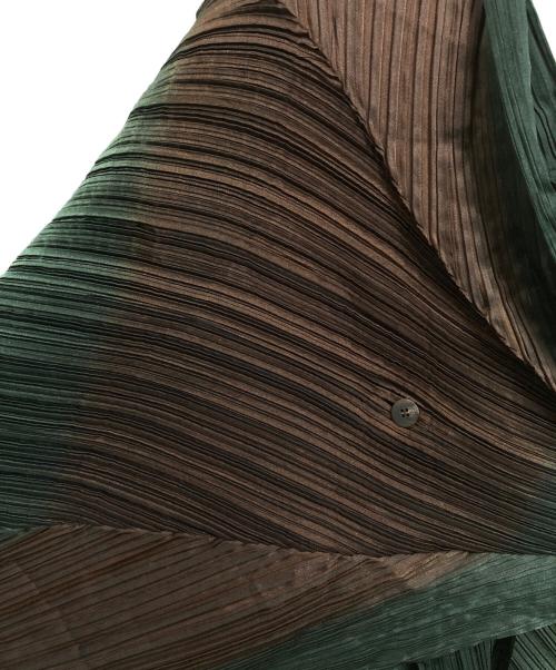 ISSEY MIYAKE（イッセイミヤケ）ISSEY MIYAKE (イッセイミヤケ) ボレロ プリーツカーディガン グリーン×ブラウン サイズ:SIZE 2の古着・服飾アイテム