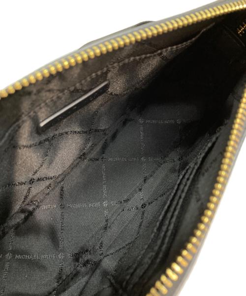 MICHAEL KORS（マイケル・コース）MICHAEL KORS (マイケル・コース) PVC レザー モノグラム 2way マルチポーチ2点付き スモール クロスボディ グレー×ブラックの古着・服飾アイテム