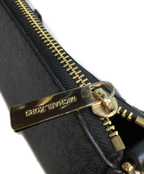 MICHAEL KORS（マイケル・コース）MICHAEL KORS (マイケル・コース) PVC レザー モノグラム 2way マルチポーチ2点付き スモール クロスボディ グレー×ブラックの古着・服飾アイテム