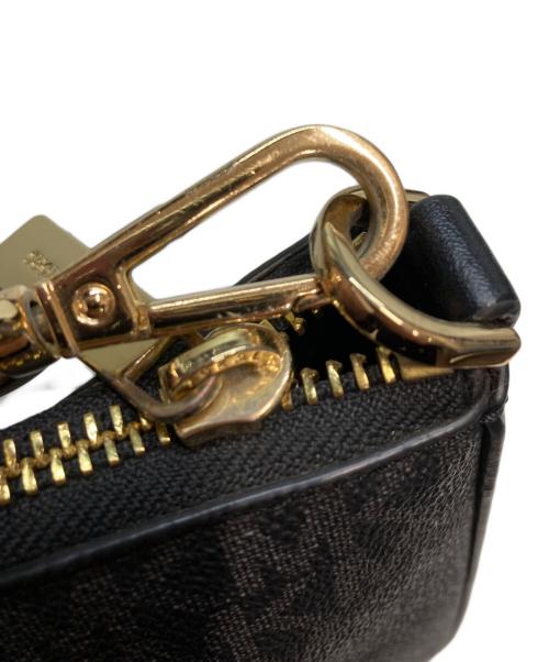 MICHAEL KORS（マイケル・コース）MICHAEL KORS (マイケル・コース) PVC レザー モノグラム 2way マルチポーチ2点付き スモール クロスボディ グレー×ブラックの古着・服飾アイテム