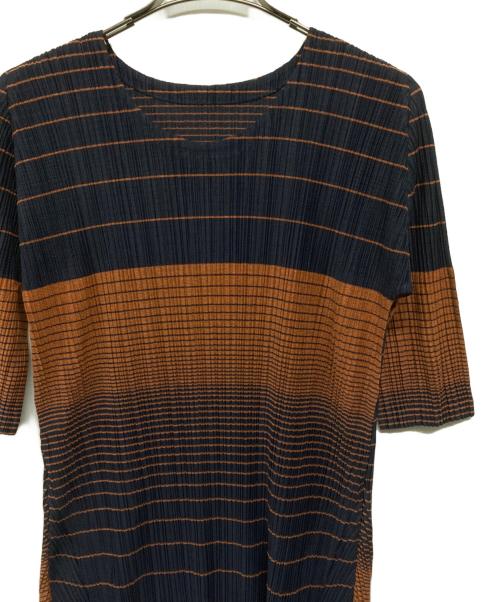 PLEATS PLEASE（プリーツプリーズ）PLEATS PLEASE (プリーツプリーズ) ラインデザイン クルーネック プリーツワンピース ブラウン×ネイビー サイズ:SIZE 3の古着・服飾アイテム