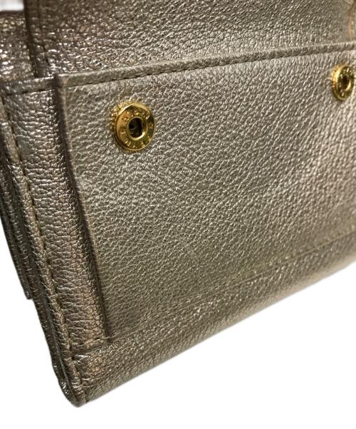 ANYA HINDMARCH（アニヤ・ハインドマーチ）ANYA HINDMARCH (アニヤ・ハインドマーチ) ミニトライフォールドウォレット シルバーの古着・服飾アイテム