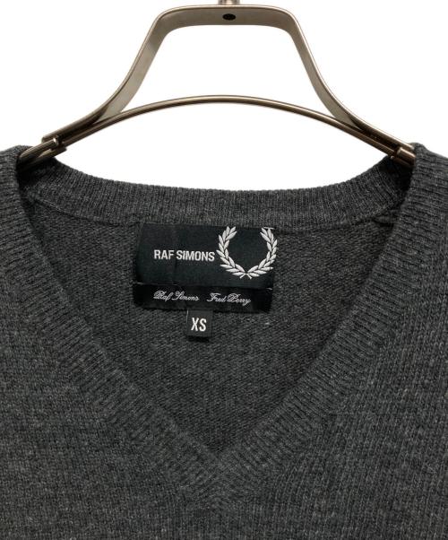 RAF SIMONS（ラフシモンズ）RAF SIMONS (ラフシモンズ) FRED PERRY (フレッドペリー) フロントワッペンウールニット グレー サイズ:XSの古着・服飾アイテム