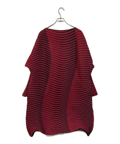 ISSEY MIYAKE（イッセイミヤケ）ISSEY MIYAKE (イッセイミヤケ) 波状プリーツ ロングスリーブワンピース レッド×ブラック サイズ:SIZE 2の古着・服飾アイテム