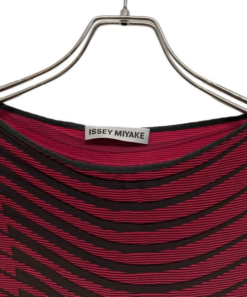 ISSEY MIYAKE（イッセイミヤケ）ISSEY MIYAKE (イッセイミヤケ) 波状プリーツ ロングスリーブワンピース レッド×ブラック サイズ:SIZE 2の古着・服飾アイテム