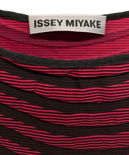 ISSEY MIYAKE（イッセイミヤケ）ISSEY MIYAKE (イッセイミヤケ) 波状プリーツ ロングスリーブワンピース レッド×ブラック サイズ:SIZE 2の古着・服飾アイテム
