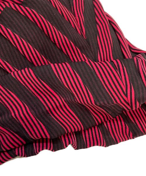 ISSEY MIYAKE（イッセイミヤケ）ISSEY MIYAKE (イッセイミヤケ) 波状プリーツ ロングスリーブワンピース レッド×ブラック サイズ:SIZE 2の古着・服飾アイテム