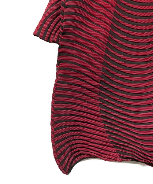 ISSEY MIYAKE（イッセイミヤケ）ISSEY MIYAKE (イッセイミヤケ) 波状プリーツ ロングスリーブワンピース レッド×ブラック サイズ:SIZE 2の古着・服飾アイテム