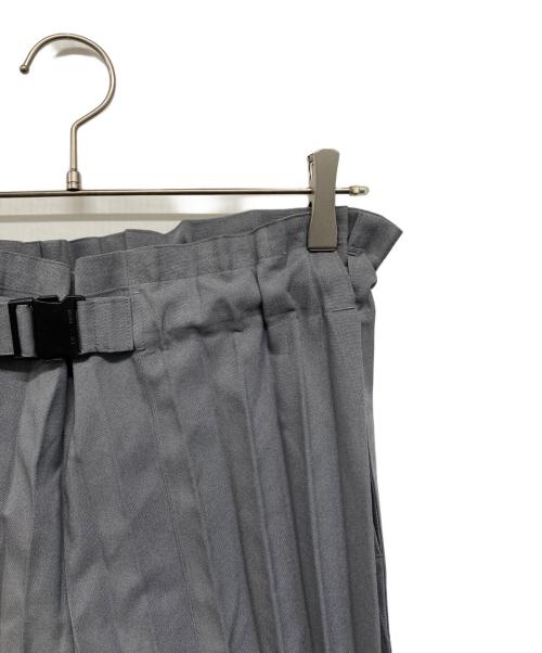 me ISSEY MIYAKE（ミーイッセイ ミヤケ）me ISSEY MIYAKE (ミーイッセイ ミヤケ) COLOR PLEATS BOTTOM（カラー プリーツ ボトム） グレー サイズ:-の古着・服飾アイテム