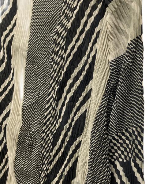 ISSEY MIYAKE（イッセイミヤケ）ISSEY MIYAKE (イッセイミヤケ) 総柄捻じれプリーツ加工 ハイネックカットソー ブラック×ホワイト サイズ:2の古着・服飾アイテム