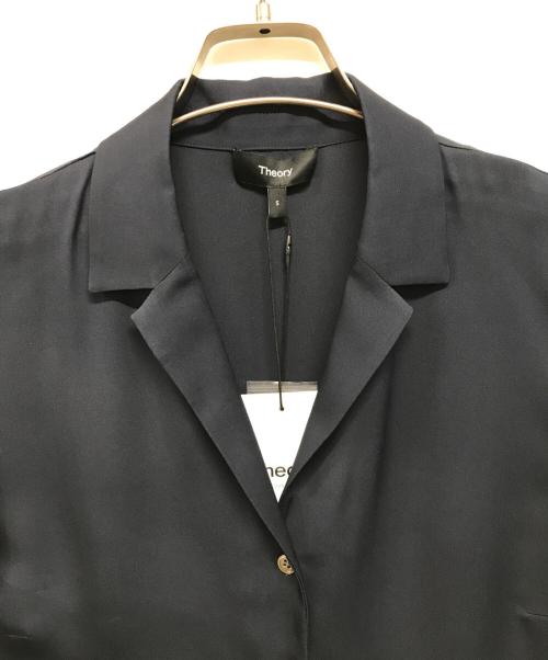 theory（セオリー）theory (セオリー) MODERN GGT SL CAMP CLLR B（モダンジョーゼットスリーブレスキャンプカラー ）シルクブラウス ネイビー サイズ:S 未使用品の古着・服飾アイテム