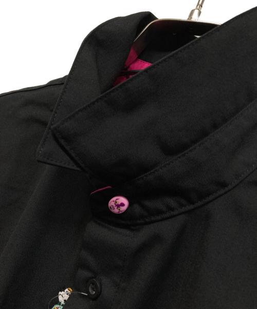 graniph（グラニフ）graniph (グラニフ) ジョジョの奇妙な冒険 (ジョジョノキミョウナボウケン) 刺繍シャツ ブラック サイズ:M 未使用品の古着・服飾アイテム
