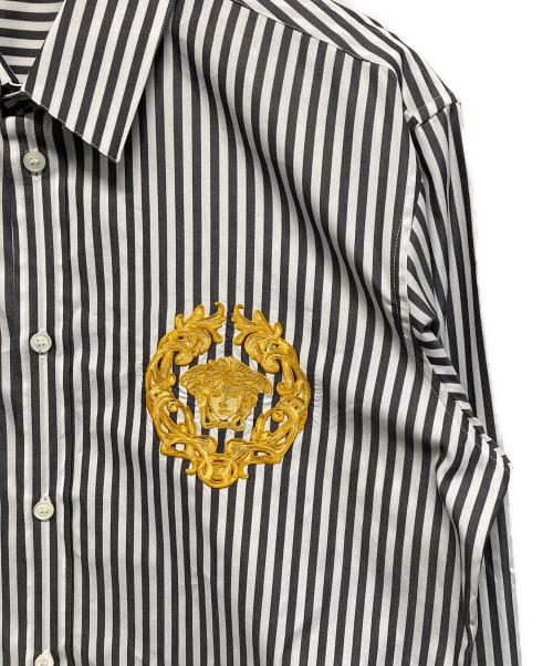 VERSACE（ヴェルサーチェ）VERSACE (ヴェルサーチェ) PALAZZO FIT メデューサ刺繍 ストライプシャツ ブラック×ホワイト サイズ:SIZE 40の古着・服飾アイテム