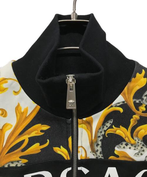 VERSACE（ヴェルサーチェ）VERSACE (ヴェルサーチェ) バロック柄ロゴブルゾン イエロー×ブラック サイズ:Sの古着・服飾アイテム
