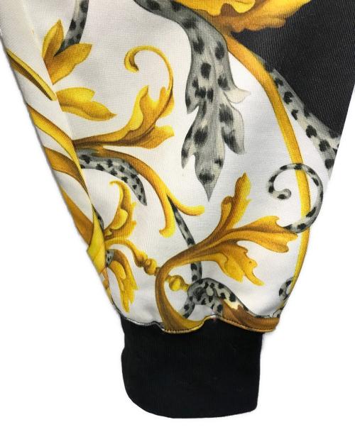 VERSACE（ヴェルサーチェ）VERSACE (ヴェルサーチェ) バロック柄ロゴブルゾン イエロー×ブラック サイズ:Sの古着・服飾アイテム