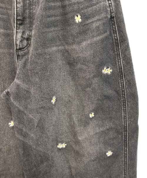 MAISON SPECIAL（メゾンスペシャル）MAISON SPECIAL (メゾンスペシャル) Wrangler (ラングラー) 花柄刺繍デニムパンツ バレルシルエット 花刺繍 ブラック サイズ:SIZE 38の古着・服飾アイテム