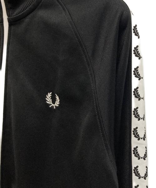 FRED PERRY（フレッドペリー）FRED PERRY (フレッドペリー) ローレル リース テープド トラック ジャケット ブラック×ホワイト サイズ:Mの古着・服飾アイテム