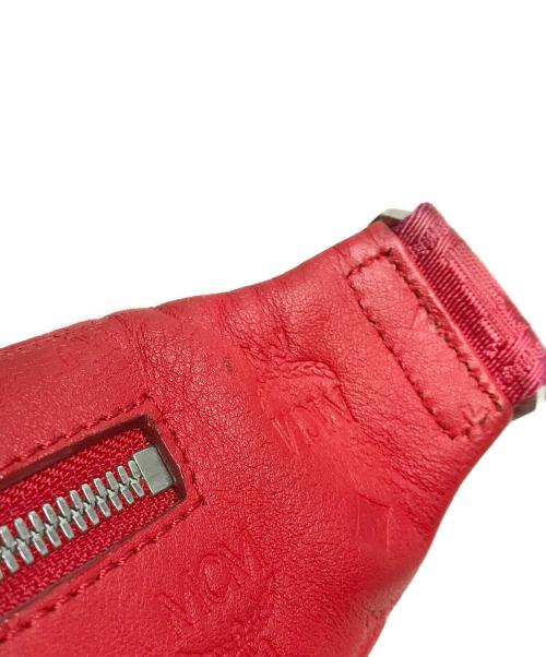 MCM（エムシーエム）MCM (エムシーエム) モノグラムボディバッグ レザー ロゴ レッドの古着・服飾アイテム