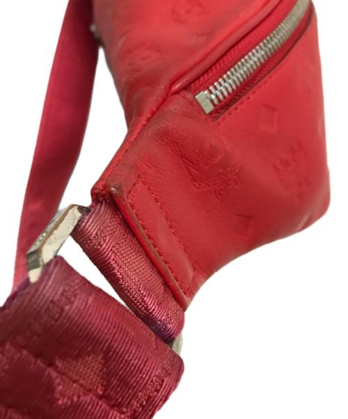 MCM（エムシーエム）MCM (エムシーエム) モノグラムボディバッグ レザー ロゴ レッドの古着・服飾アイテム