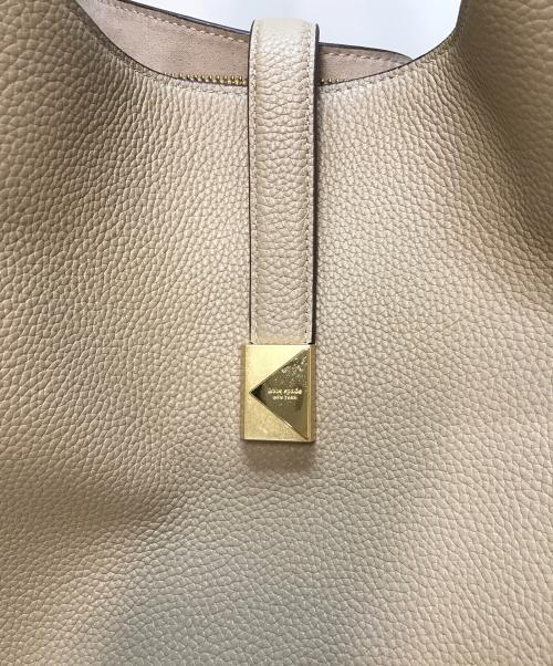 Kate Spade（ケイトスペード）Kate Spade (ケイトスペード) デコ ラージ ショルダー バッグ ベージュの古着・服飾アイテム
