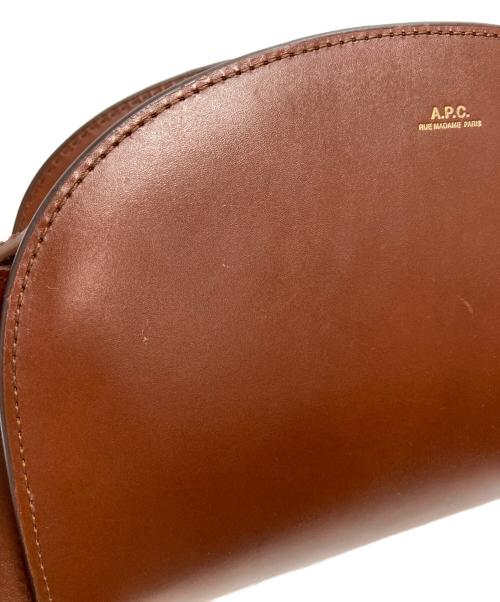 A.P.C.（アーペーセー）A.P.C. (アーペーセー) ハーフムーン レザーショルダーバッグ ブラウンの古着・服飾アイテム