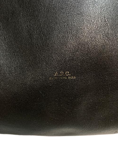 A.P.C.（アーペーセー）A.P.C. (アーペーセー) レザー巾着ショルダーバッグ ブラックの古着・服飾アイテム
