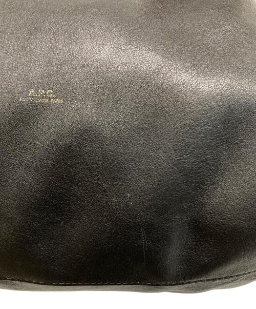 A.P.C.（アーペーセー）A.P.C. (アーペーセー) レザー巾着ショルダーバッグ ブラックの古着・服飾アイテム