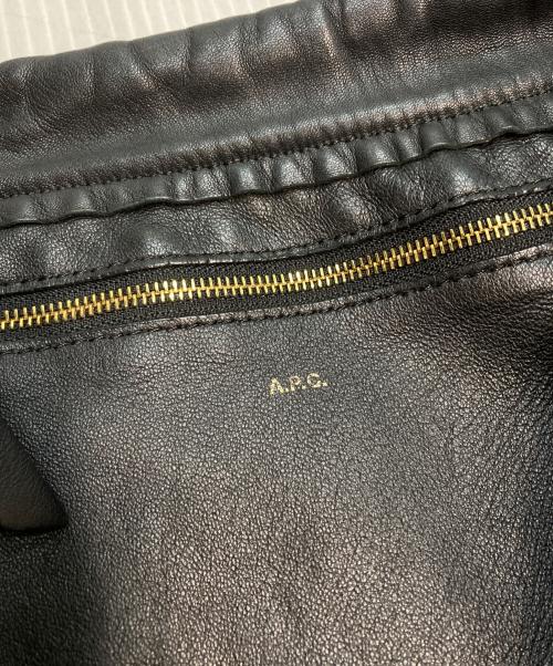 A.P.C.（アーペーセー）A.P.C. (アーペーセー) レザー巾着ショルダーバッグ ブラックの古着・服飾アイテム