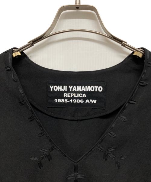 Yohji Yamamoto pour homme（ヨウジヤマモト プールオム）Yohji Yamamoto pour homme REPLICA Embroidery Tunic Shirt(レプリカ エンブロイダリー チュニック シャツ) 日本製 ドメス モード ブラック サイズ:SIZE 3の古着・服飾アイテム