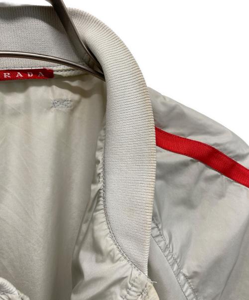 PRADA SPORTS（プラダスポーツ）PRADA SPORTS (プラダスポーツ) 00’Sナイロンジャケット　サイドロゴ ベージュ×レッド サイズ:Lの古着・服飾アイテム