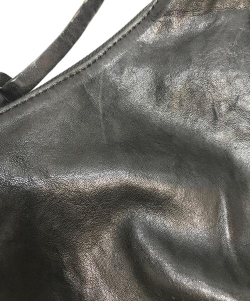 ISAMU KATAYAMA BACKLASH（イサムカタヤマ・バックラッシュ）ISAMU KATAYAMA BACKLASH (イサムカタヤマ・バックラッシュ) レザーショルダーバッグ ブラックの古着・服飾アイテム