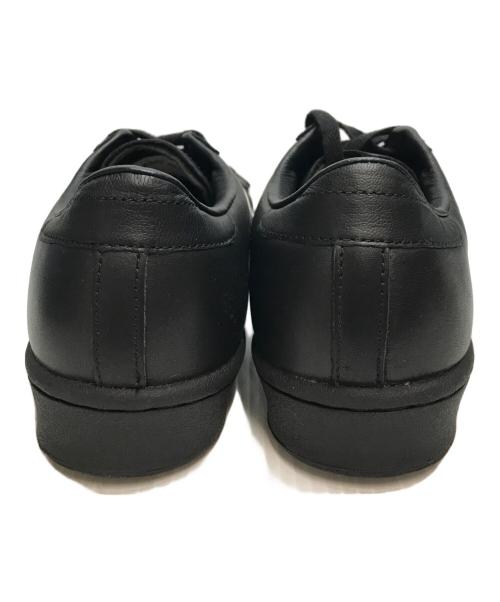 adidas（アディダス）adidas (アディダス) スニーカー ブラック×ホワイト サイズ:SIZE 28.5cmの古着・服飾アイテム