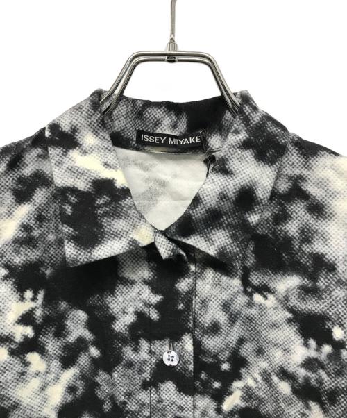 ISSEY MIYAKE（イッセイミヤケ）ISSEY MIYAKE (イッセイミヤケ) 総柄シャツ 日本製 ブラック×ホワイト サイズ:SIZE 2の古着・服飾アイテム