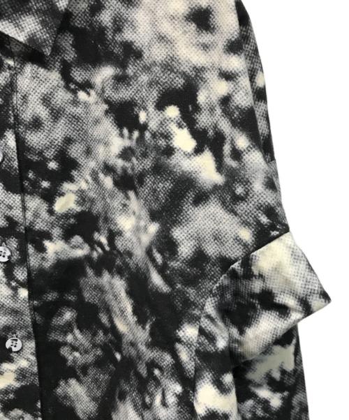ISSEY MIYAKE（イッセイミヤケ）ISSEY MIYAKE (イッセイミヤケ) 総柄シャツ 日本製 ブラック×ホワイト サイズ:SIZE 2の古着・服飾アイテム