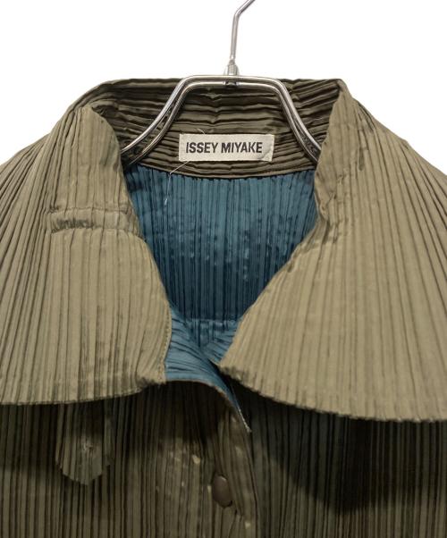 ISSEY MIYAKE（イッセイミヤケ）ISSEY MIYAKE (イッセイミヤケ) プリーツダウンベスト 日本製 カーキ×ブルー サイズ:Mの古着・服飾アイテム