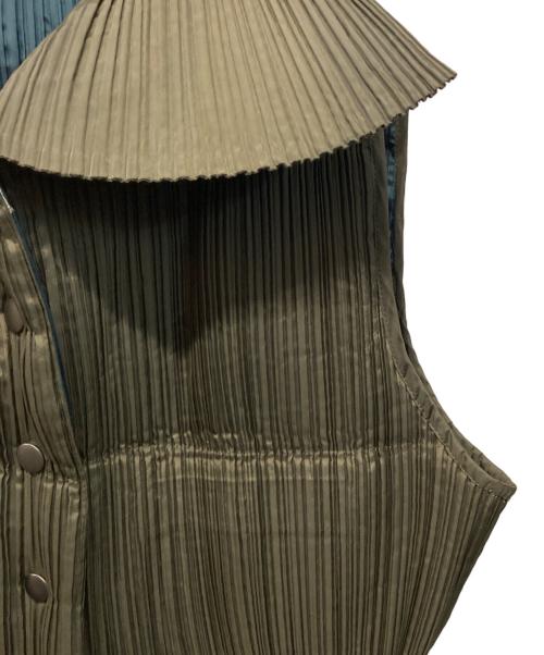 ISSEY MIYAKE（イッセイミヤケ）ISSEY MIYAKE (イッセイミヤケ) プリーツダウンベスト 日本製 カーキ×ブルー サイズ:Mの古着・服飾アイテム