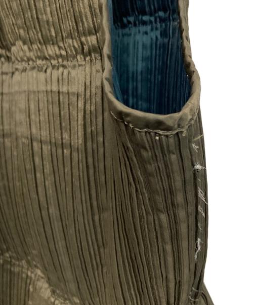 ISSEY MIYAKE（イッセイミヤケ）ISSEY MIYAKE (イッセイミヤケ) プリーツダウンベスト 日本製 カーキ×ブルー サイズ:Mの古着・服飾アイテム