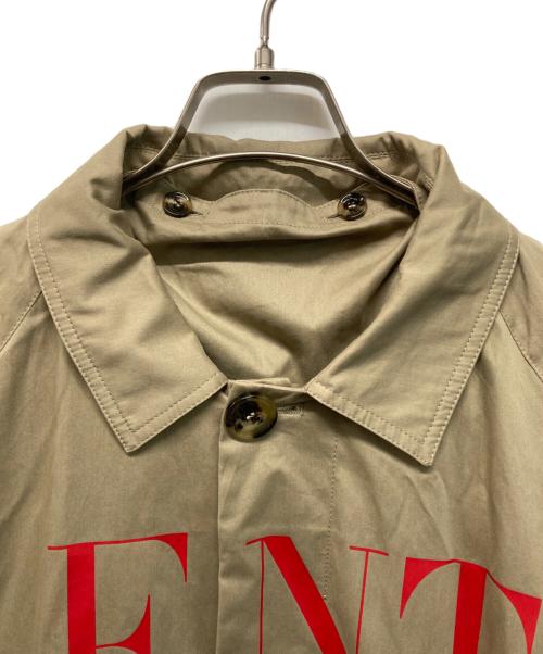 VALENTINO（ヴァレンティノ）VALENTINO (ヴァレンティノ) ロゴプリントコットンステンカラーコート ベージュ サイズ:SIZE 48の古着・服飾アイテム