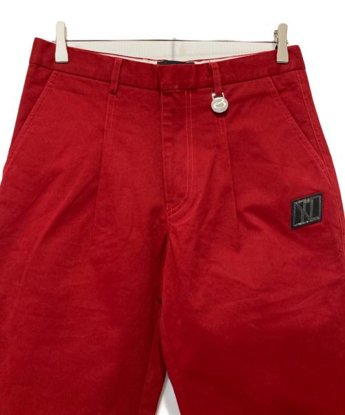 XANDER ZHOU（ザンダーゾウ）XANDER ZHOU (ザンダーゾウ) タックカラーパンツ レッド サイズ:46の古着・服飾アイテム