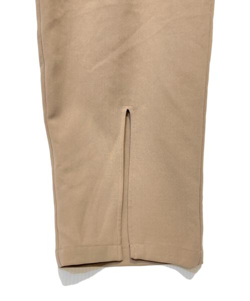 juha（ユハ）juha (ユハ) FRONT SLIT TAPERED PANTS ベージュ サイズ:1の古着・服飾アイテム
