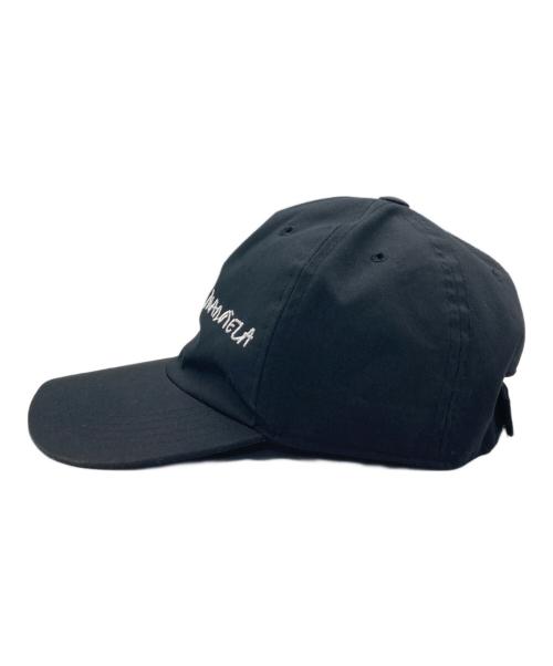 MM6 Maison Margiela（エムエムシックスメゾンマルジェラ）MM6 Maison Margiela (エムエムシックス メゾンマルジェラ) ロゴ刺繍キャップ ブラックの古着・服飾アイテム