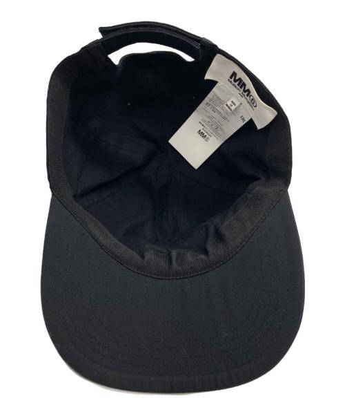 MM6 Maison Margiela（エムエムシックスメゾンマルジェラ）MM6 Maison Margiela (エムエムシックス メゾンマルジェラ) ロゴ刺繍キャップ ブラックの古着・服飾アイテム